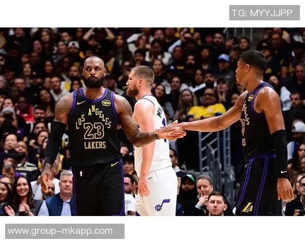 八村塁绝杀瞬间詹姆斯与湖人队员热烈庆祝场面温馨感人 八村塁绝杀瞬间詹姆斯与湖人队员热烈庆祝场面温馨感人