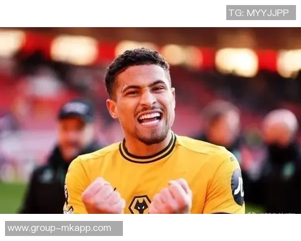 姆伯莫终于领奖英超10月最佳球员奖杯落入手中